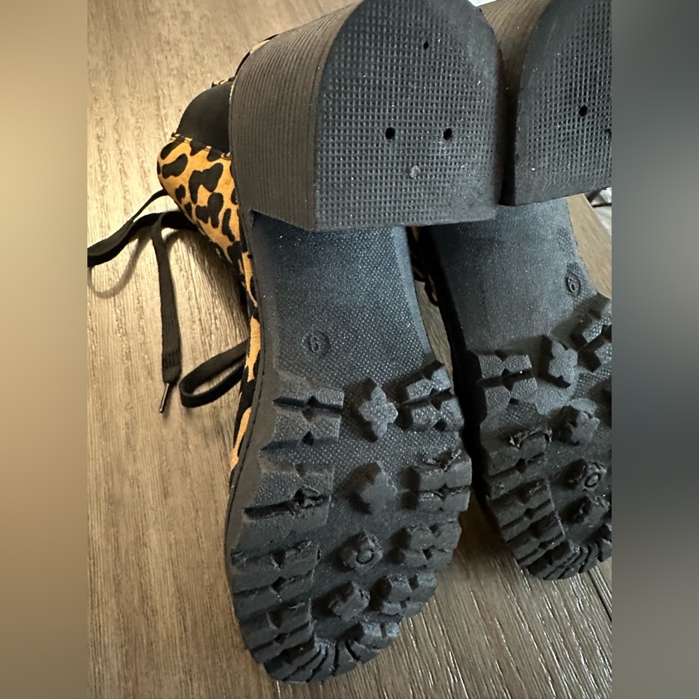 Qupid Leopard Print Lace-Up Chunky Platform Ankle Boots - Size 9 - Picture 13 of 16